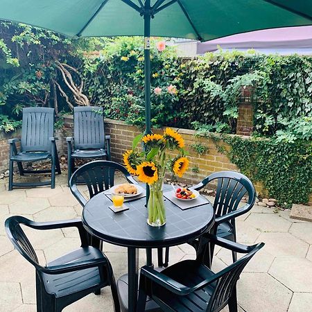 Spacious House, Free Parking & Patio Garden ファーナム エクステリア 写真