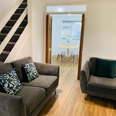 Spacious House, Free Parking & Patio Garden ファーナム エクステリア 写真