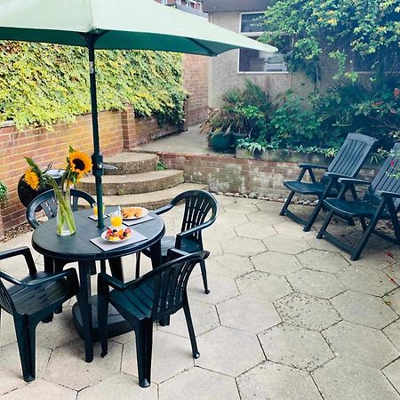 Spacious House, Free Parking & Patio Garden ファーナム エクステリア 写真