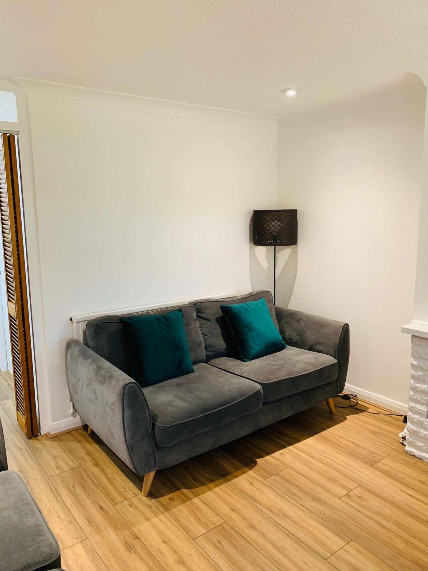 Spacious House, Free Parking & Patio Garden ファーナム エクステリア 写真