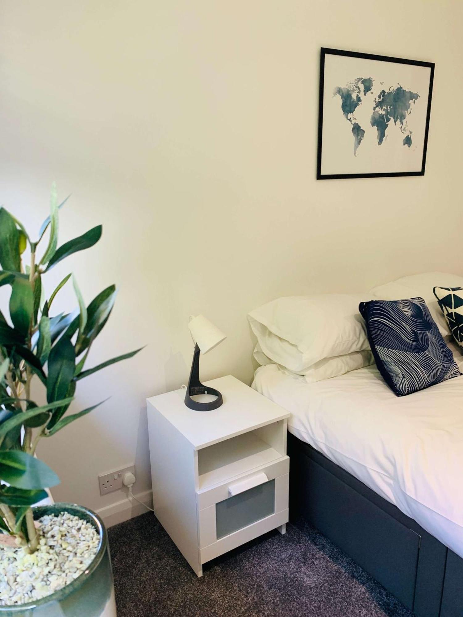 Spacious House, Free Parking & Patio Garden ファーナム エクステリア 写真