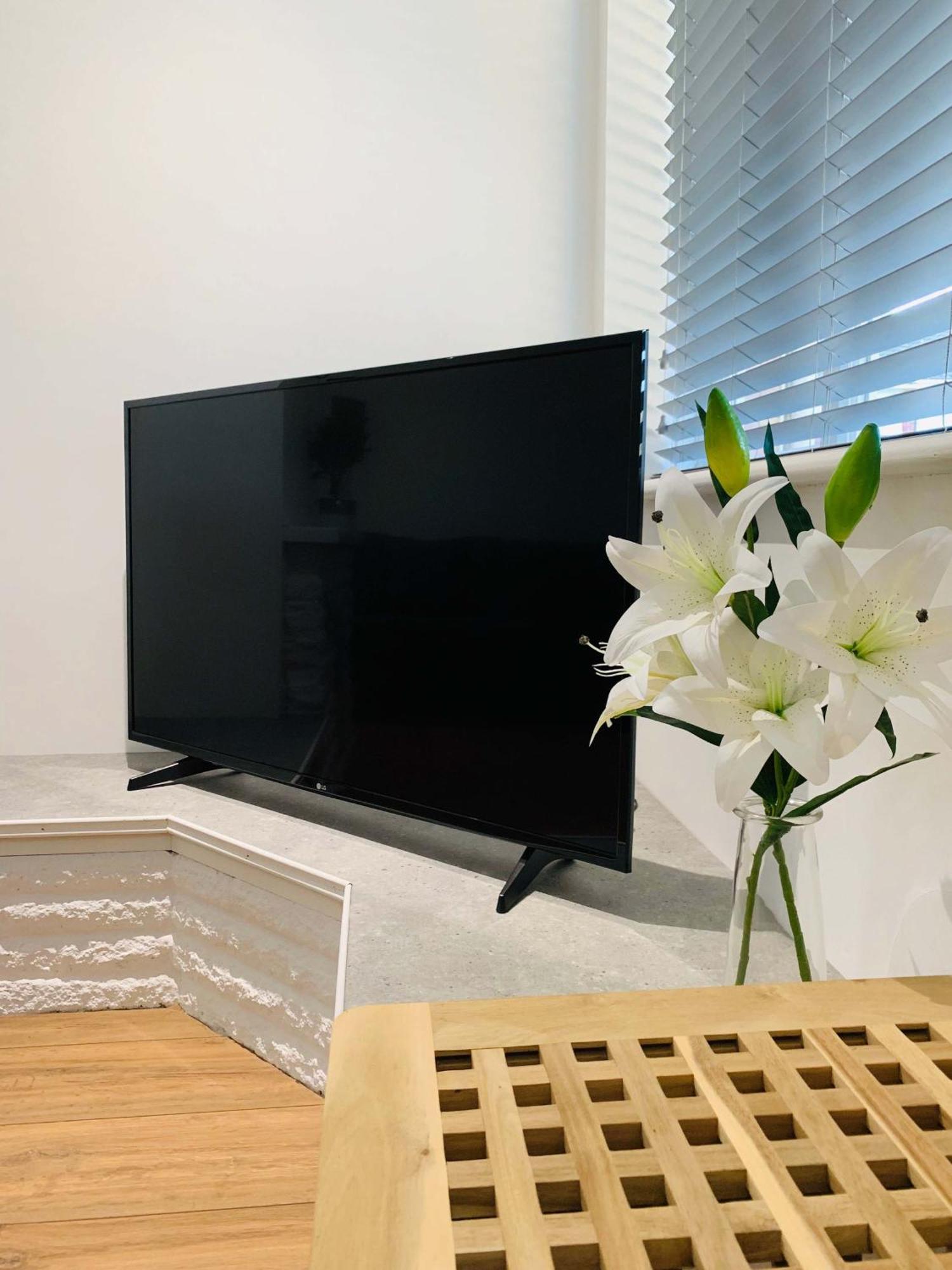 Spacious House, Free Parking & Patio Garden ファーナム エクステリア 写真