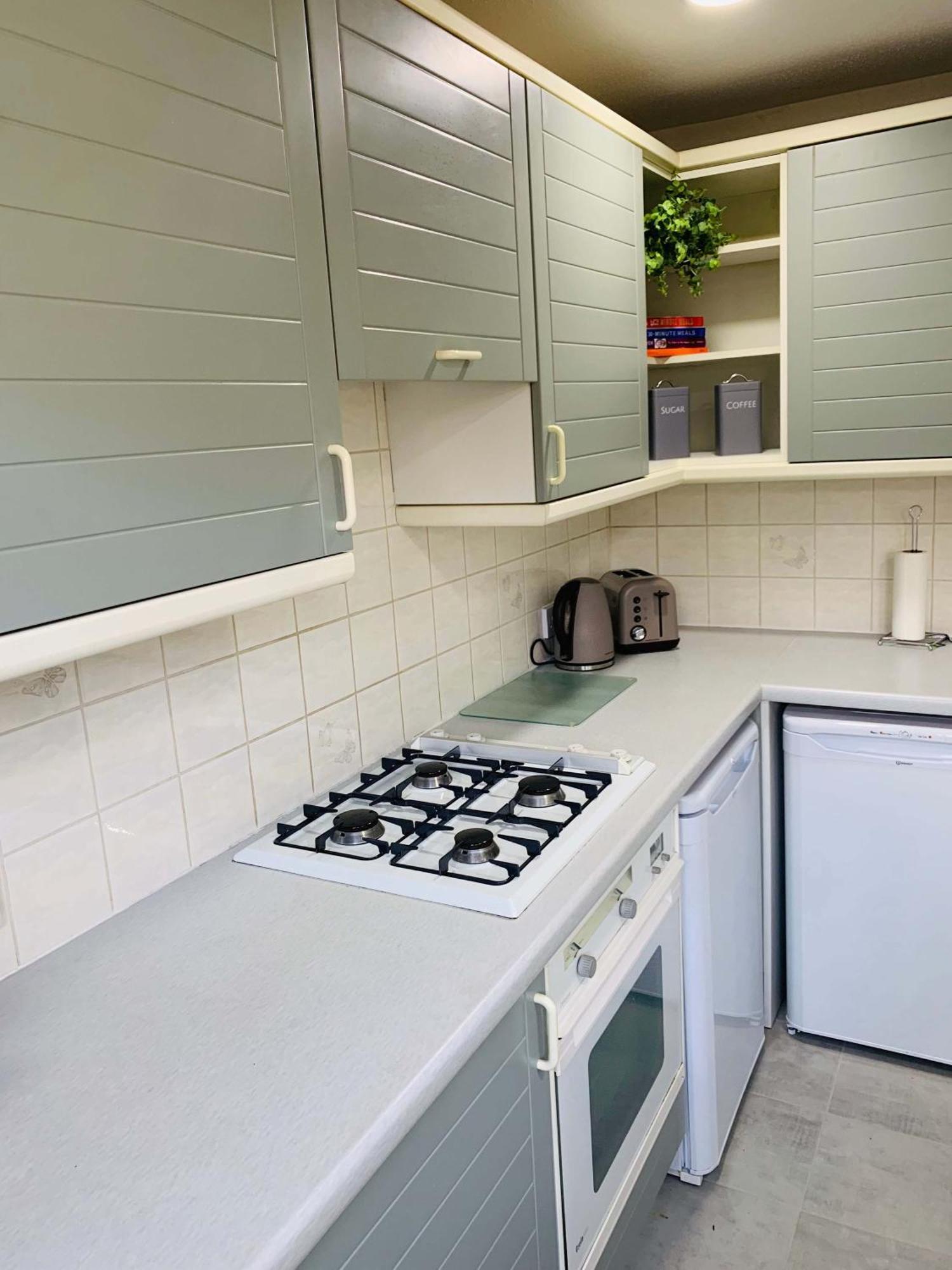 Spacious House, Free Parking & Patio Garden ファーナム エクステリア 写真