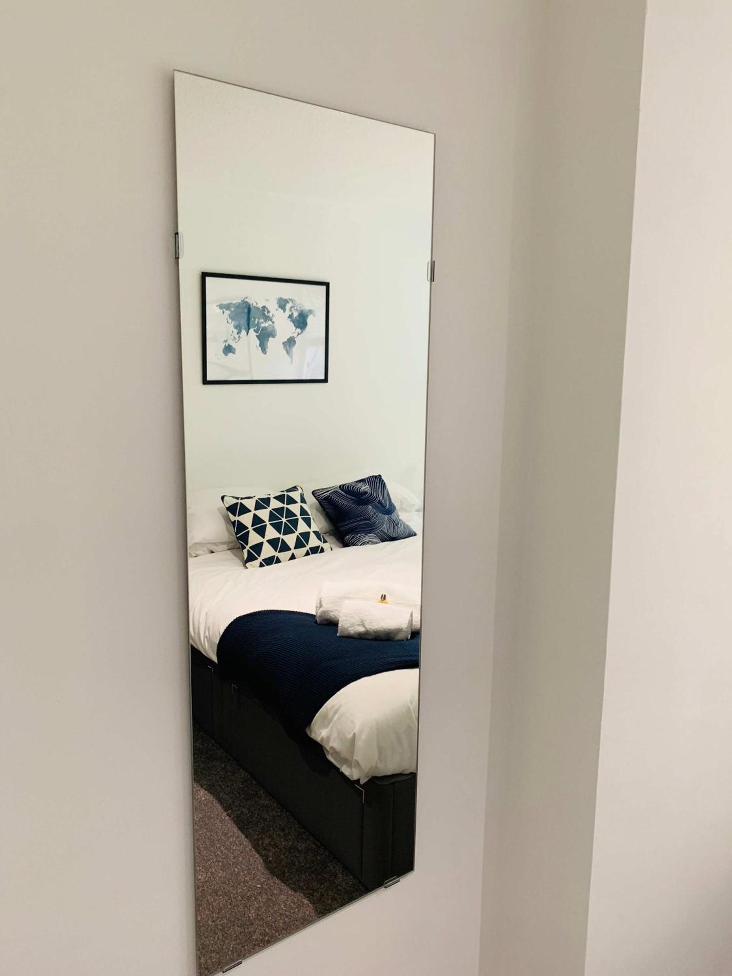 Spacious House, Free Parking & Patio Garden ファーナム エクステリア 写真