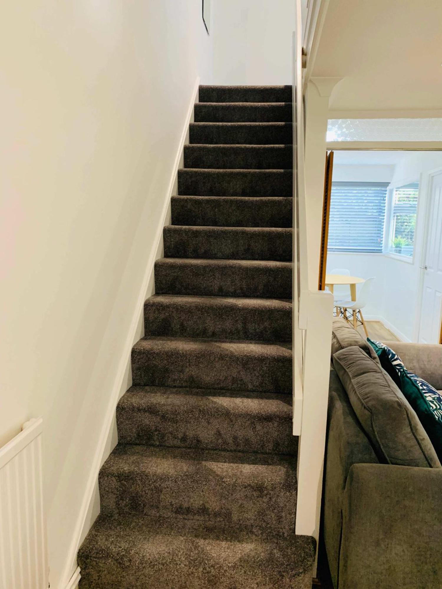Spacious House, Free Parking & Patio Garden ファーナム エクステリア 写真