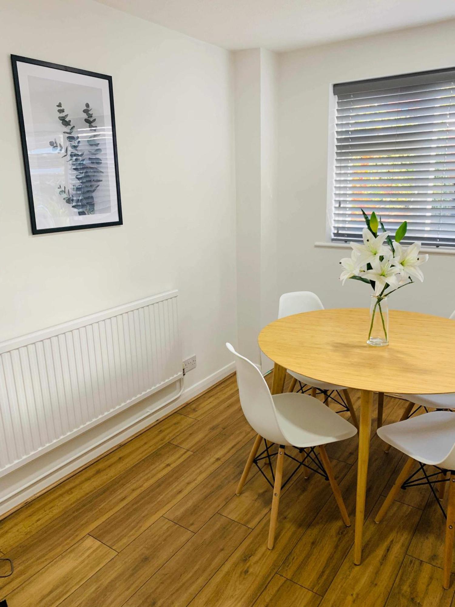 Spacious House, Free Parking & Patio Garden ファーナム エクステリア 写真