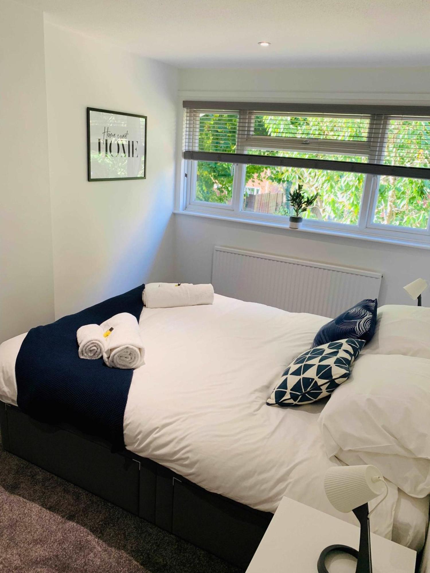 Spacious House, Free Parking & Patio Garden ファーナム エクステリア 写真
