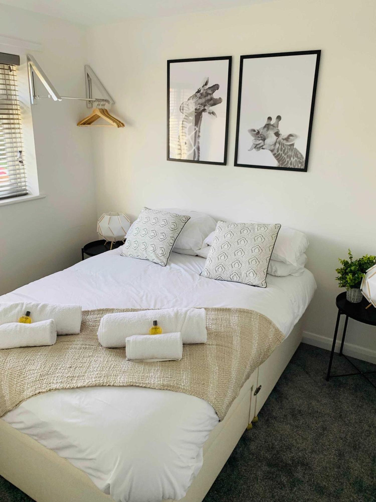 Spacious House, Free Parking & Patio Garden ファーナム エクステリア 写真