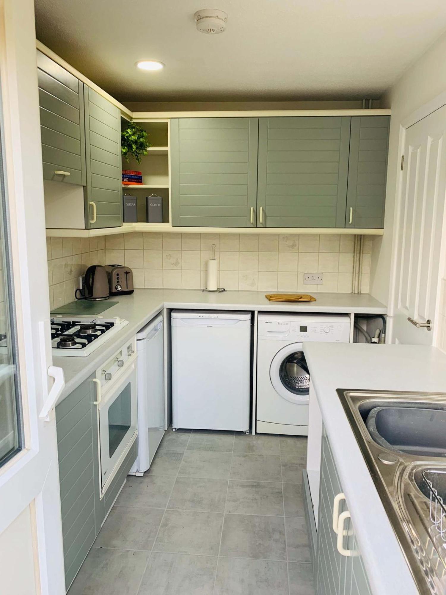 Spacious House, Free Parking & Patio Garden ファーナム エクステリア 写真