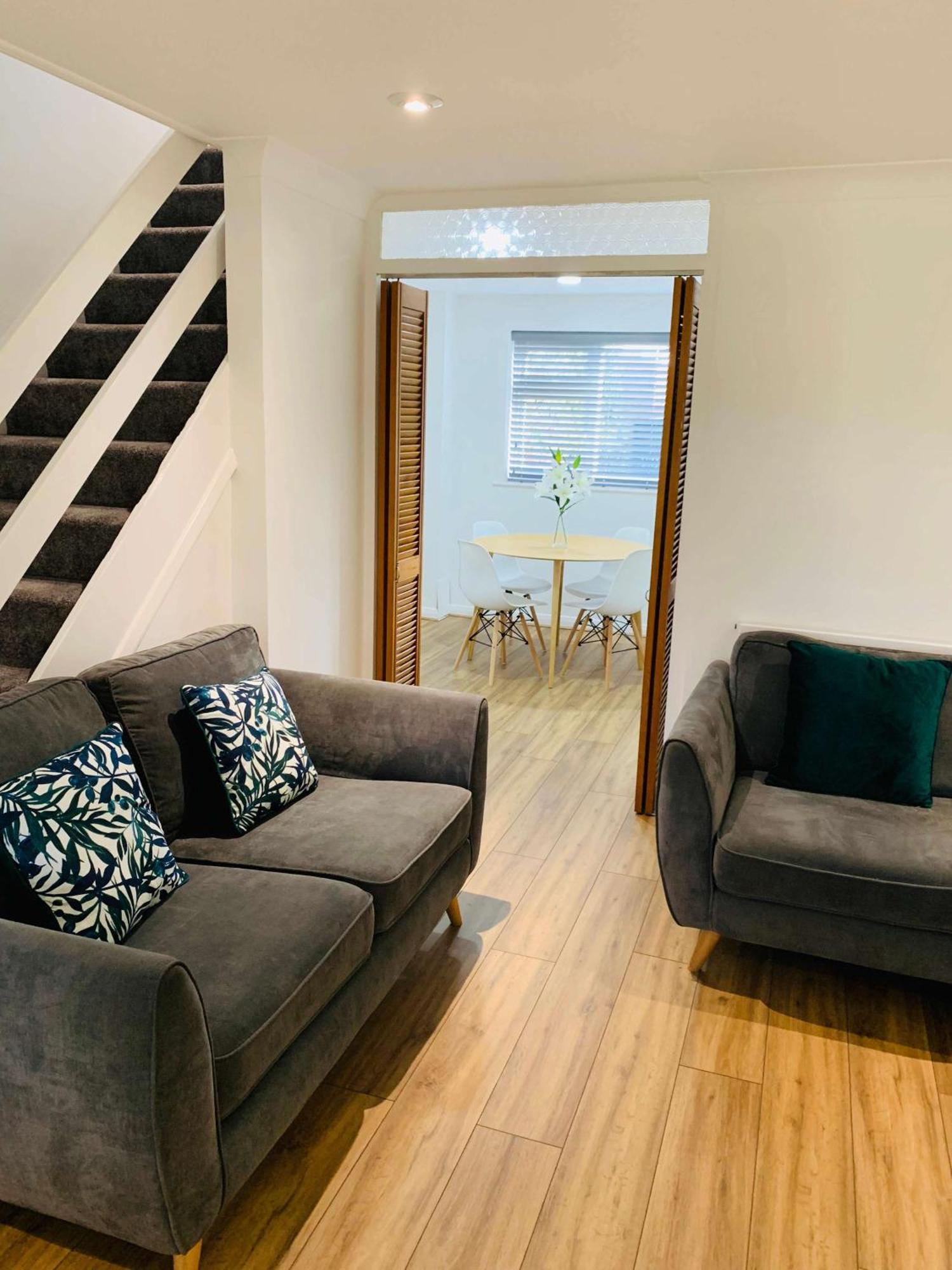 Spacious House, Free Parking & Patio Garden ファーナム エクステリア 写真